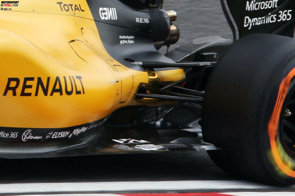 Mit neuen Schlitzen im Unterboden, unmittelbar vor den Hinterrädern, möchte Renault ein stabileres Fahrverhalten erreichen. Teilweise gelingt das auch. Außerdem zielt die Lösung darauf ab, den eigentlich verbotenen 