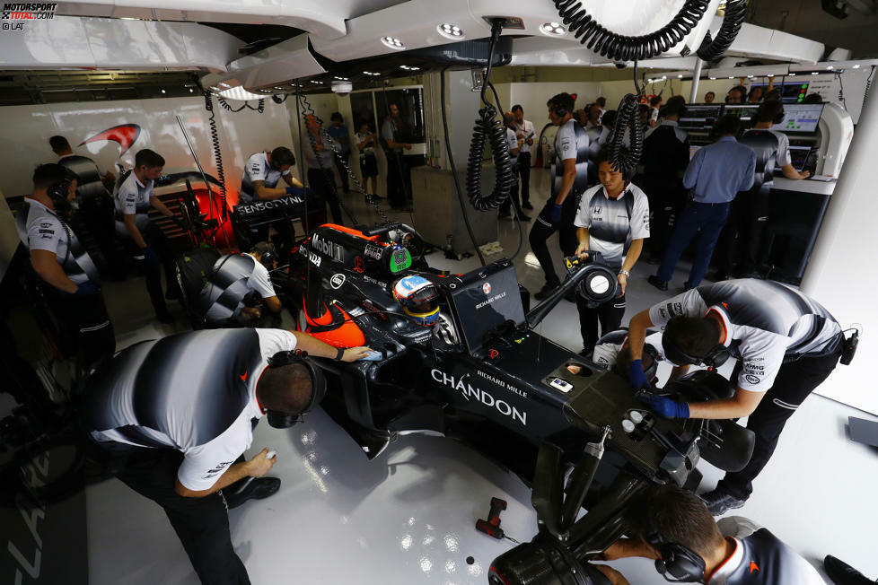 In Malaysia ist Fernando Alonso mit einem neuen Motorblock gefahren. Ziel: mehr Zuverlässigkeit. Honda investierte zwei Token, bekam von der FIA aber einen zurück. Denn wenn nur die Zuverlässigkeit verbessert wird, sind Änderungen ohne Token erlaubt. Damit hat Honda noch drei Token übrig. Gezogen werden können die aber nur gegen Strafe.