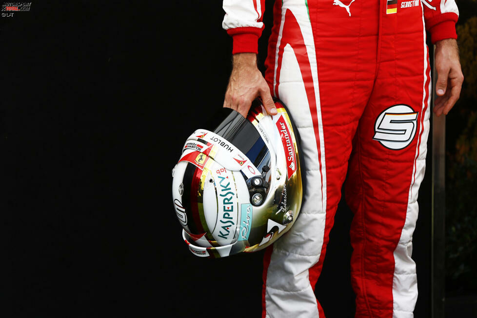 Sebastian Vettel (Ferrari, #5) hat beim Wechsel zu Ferrari sein früher auf Red Bull abgestimmtes Helmdesign verändert.