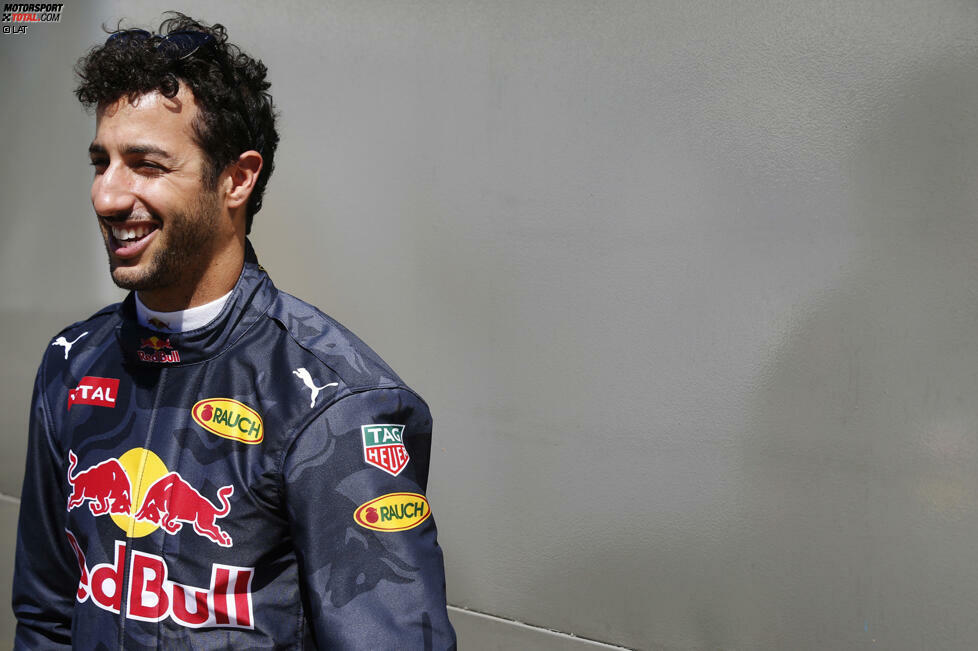 100 Euro für den Fotografen, der Daniel Ricciardo (Red Bull, #3) einmal mit schlechter Laune erwischt!