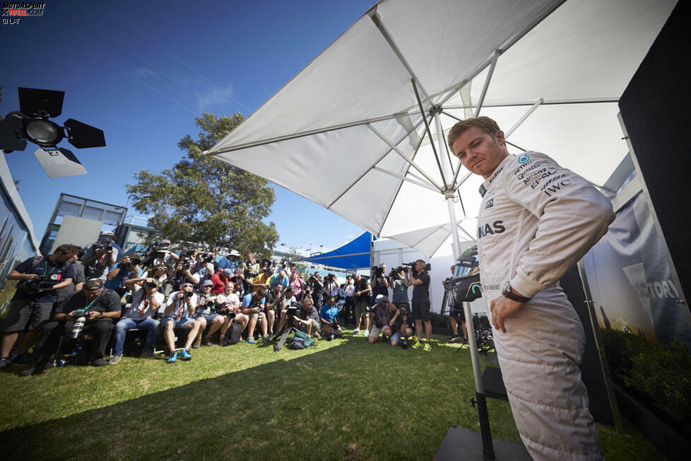 Medienprofi durch und durch: Nico Rosberg (Mercedes, #6) tut genau das, was die Fotografen von ihm wollen.
