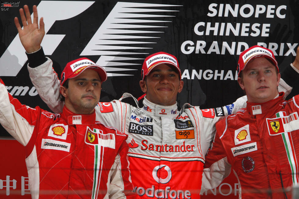 Hamilton stand auch häufiger als jeder andere Fahrer auf dem Podium. Zu seinen vier Siegen kommen ein zweiter Platz 2010 und zwei dritte Plätze 2012 und 2013. Alonso und Kimi Räikkönen folgen mit je fünf Podestplätzen in Schanghai. Jenson Button und Nico Rosberg haben vier, Sebastian Vettel drei und Mark Webber und Felipe Massa je zwei.