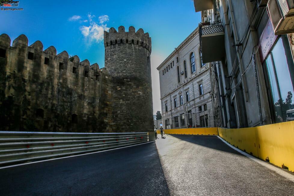 Mit 6,003 Kilometern Länge ist der Baku City Circuit der zweitlängste im aktuellen Formel-1-Kalender. Er ist rund einen Kilometer kürzer als Spa und gut 100 Meter länger als Silverstone.