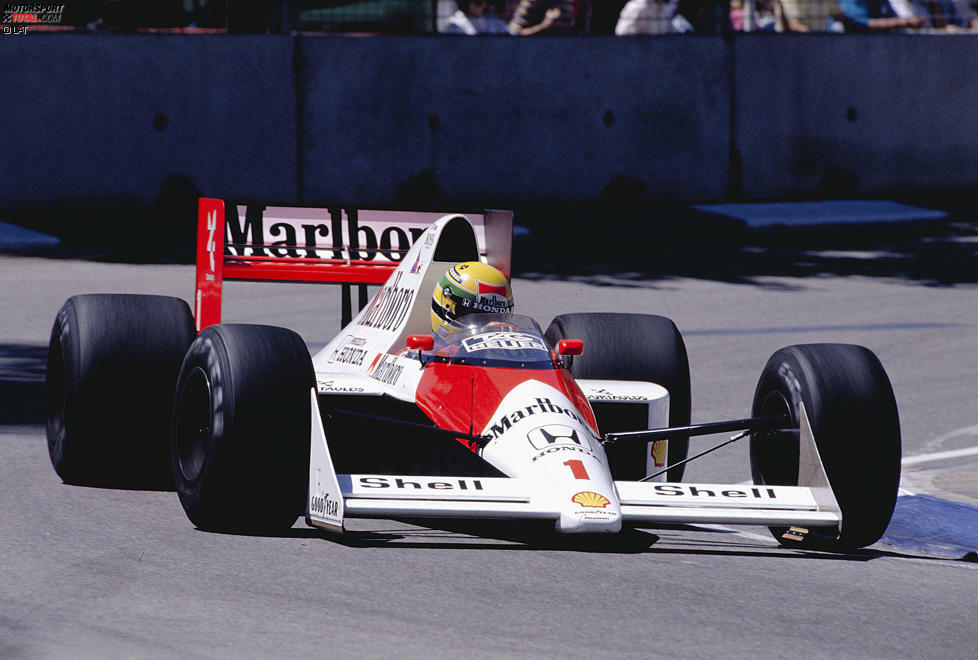 Als erstem Team hatte Ferrari in den Jahren 1975 bis 1977 drei Konstrukteurstitel in Folge gewonnen. Auch Williams (1992-1994) gelang dieses Kunststück. McLaren (1988-1991) und Red Bull (2010-2013) waren viermal in Folge Konstrukteursmeister. Den Rekord hält Ferrari mit sechs Titeln in Folge zwischen 1999 und 2004.