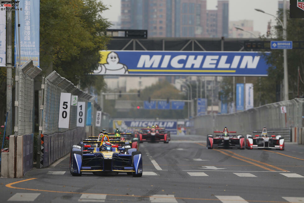 1. Rennen, Peking (China): Zum Auftakt ist die Ernüchterung bei fast allen groß. War das Feld in der Vorsaison noch auf Augenhöhe, hat sich Renault mit seinem Antrieb zum dominanten Rennstall erhoben. Schon in der Quali lässt Buemi die Hosen runter und ist eine Sekunde schneller als der Rest. Im Rennen ist der Schweizer uneinholbar.