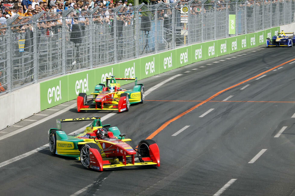 8. Rennen, Berlin (Deutschland): Auch das Rennen am Strausberger Platz kann im Nachhinein als entscheidend betrachtet werden. Daniel Abt sorgt für Aufsehen, weil er seinen Teamkollegen im Kampf um Rang zwei hinter Buemi nicht vorbeilässt. Am Ende muss sich das Team ärgern: Die drei fehlenden Punkte hätten di Grassi den Titel gebracht.