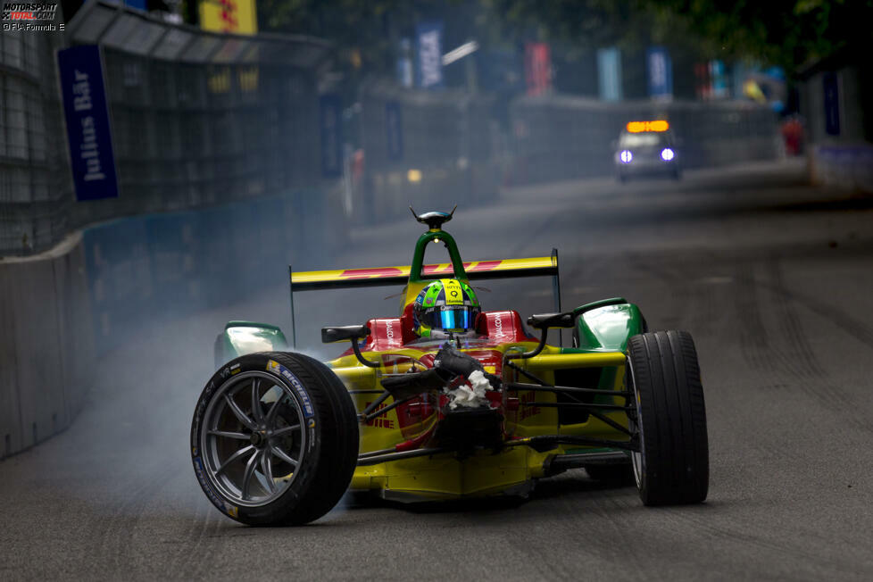 10. Rennen, London (Großbritannien): Das Finale im Battersea Park gerät zum Drama. Buemi zieht durch die Pole mit di Grassi gleich, doch in der ersten Kurve bremst der Brasilianer zu spät und räumt den Schweizer ab. Der Titel entscheidet sich im zweiten Auto über die schnellste Rennrunde: Die sichert sich Buemi um eine halbe Sekunde.