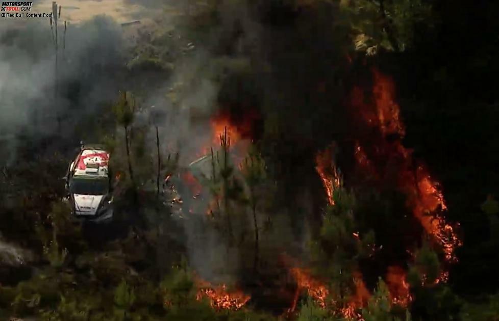 Dramatische Szenen am Freitag bei der Rallye Portugal: Büsche und Autos stehen in Flammen.