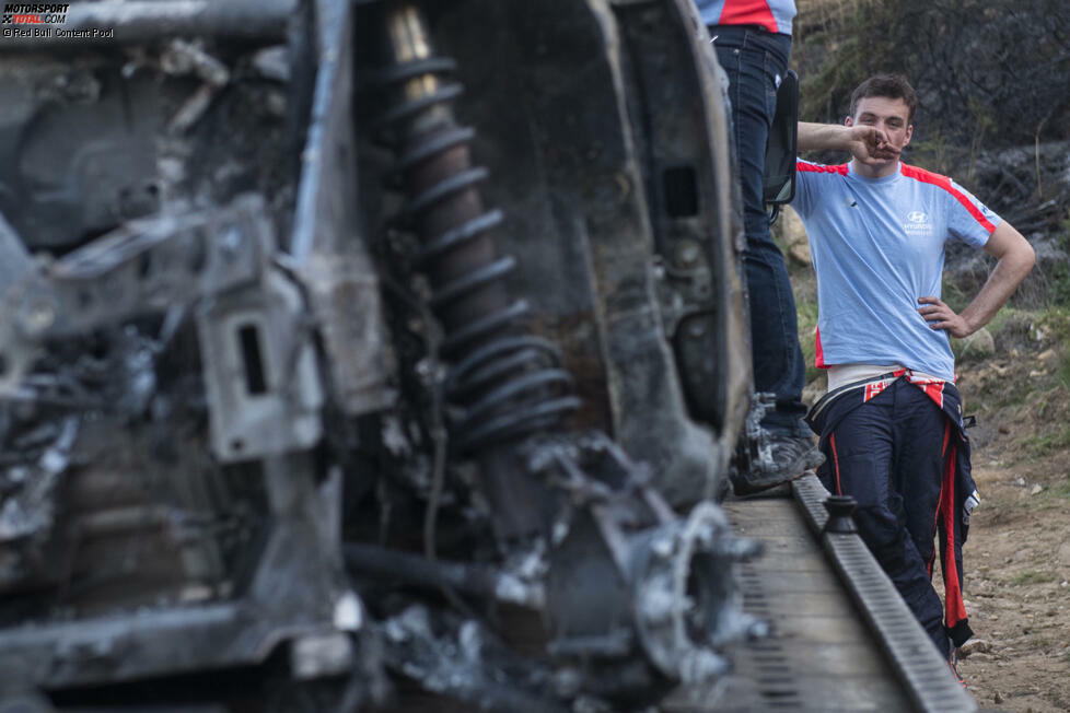 Hayden Paddon und Beifahrer John Kennard konnten sich aber rechtzeitig aus dem Wrack retten.