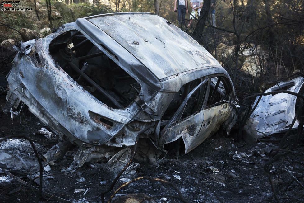 Ruckzuck fing auch der Hyundai i20 WRC Feuer und wurde ein Raub der Flammen.
