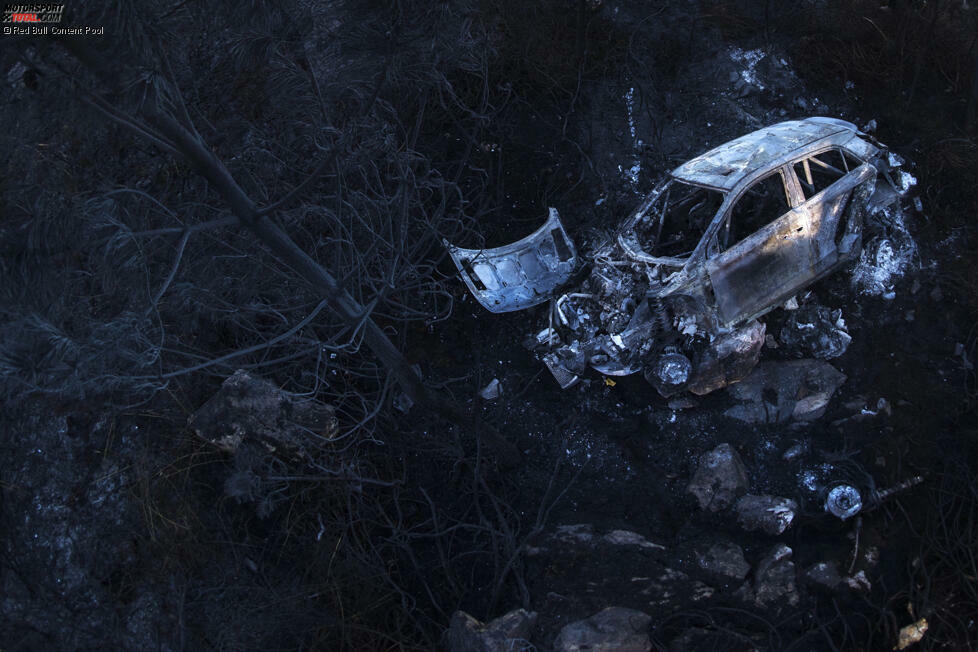 Hyundai-Pilot Hayden Paddon hatte sich überschlagen, und am heißen Auspuff des Autos entzündeten sich die Sträucher.