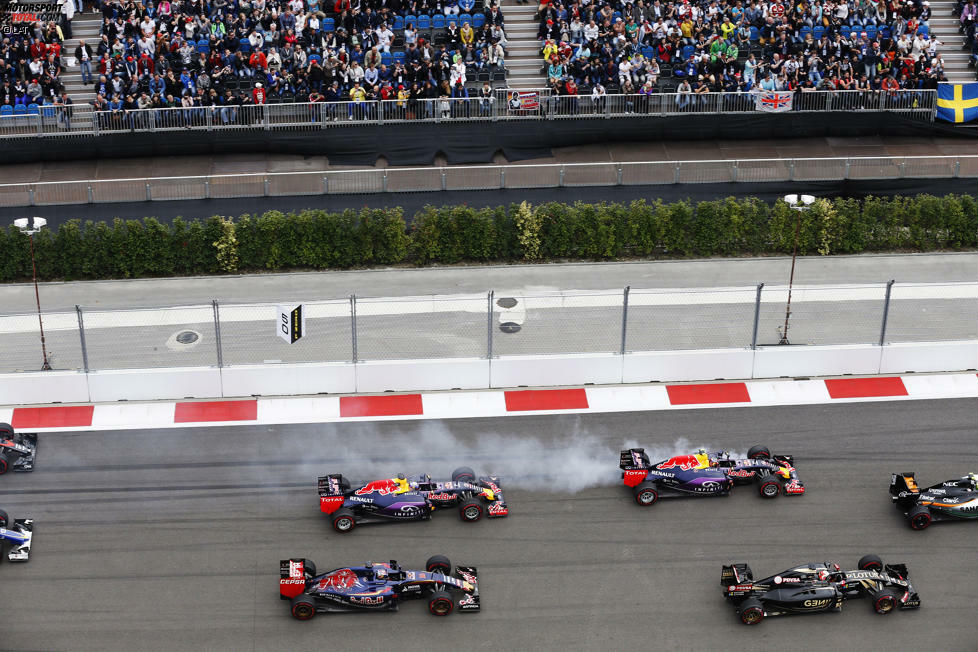 Durch den niedrigen Reifenabbau in Sotschi fuhren 2014 alle ins Ziel gekommenen Piloten ihre schnellste Runde in den letzten zehn Umläufen des Rennens. 2015 war Max Verstappen die einzige Ausnahme. Verstappen ist der einzige Pilot, der mit einer Zweistoppstrategie Punkte holen konnte - die anderen 19 Punkteränge gingen an Einstopper.