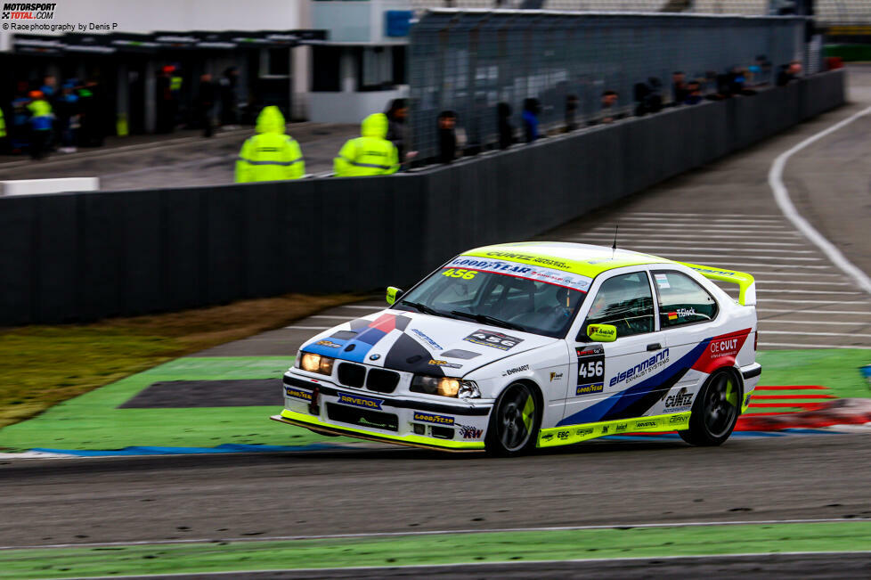 Anstatt den Kopf in den Sand zu stecken, taucht Timo Glock überraschend im Breitensport auf: 2023 fährt er für das Cuntz-Team in Hockenheim im 318ti-Cup mit. Er kämpft nicht nur um den Sieg, sondern genießt auch die Old-School-Atmosphäre und Fan-Nähe.