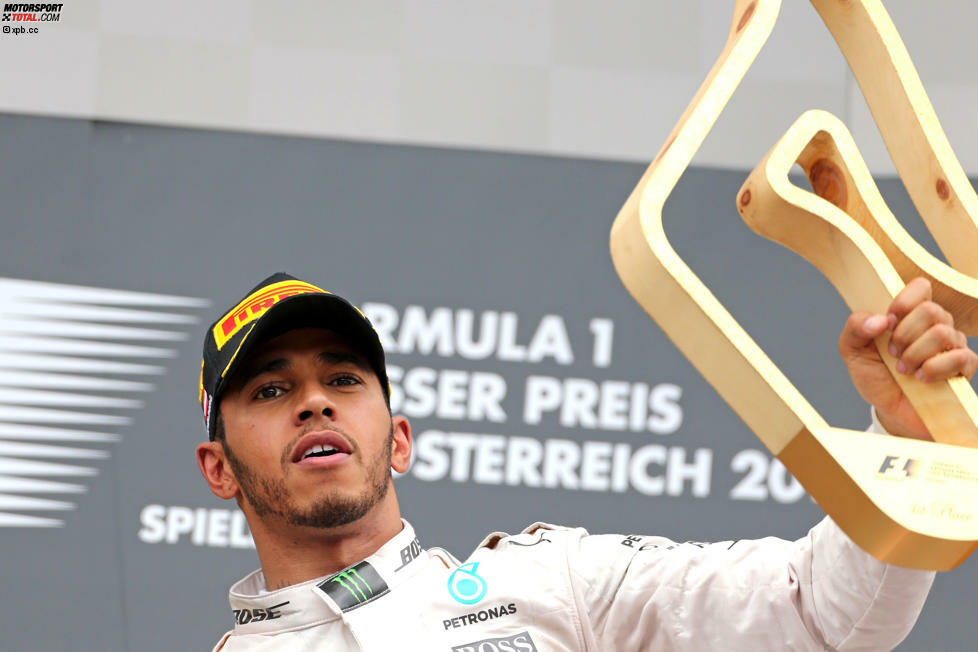 Lewis Hamilton gewinnt 2016 endlich den Grand Prix von Österreich, wird auf dem Podium aber gnadenlos ausgebuht. Im Gegensatz zu 2001 (Schumacher vor Barrichello) ist diesmal keine Stallorder daran schuld. Vielmehr nehmen ihm die Fans die Kollision mit Teamkollege Nico Rosberg in der letzten Runde übel.