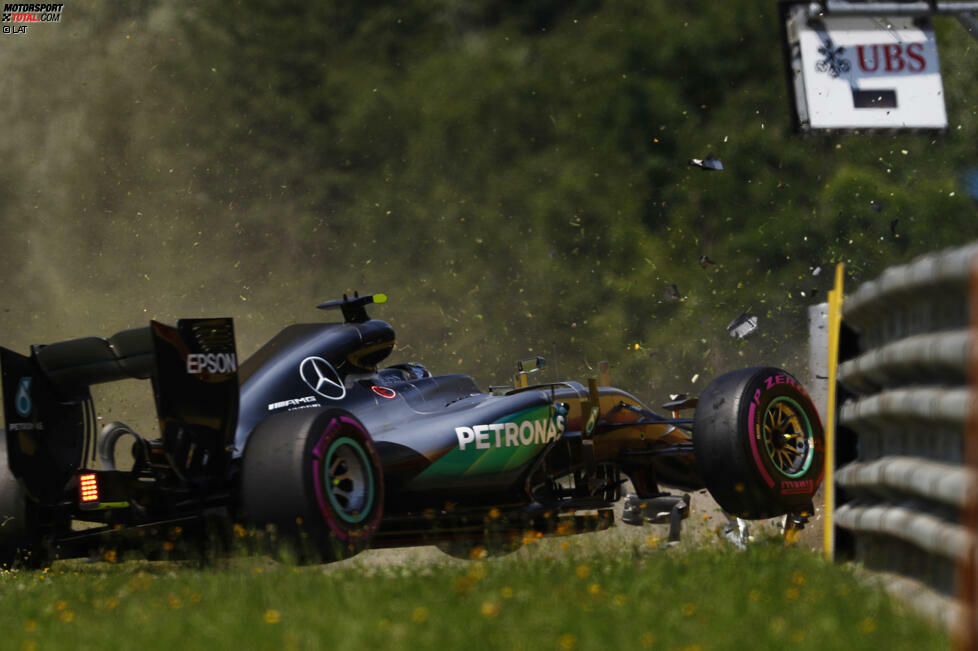 Dessen Wochenende läuft eigentlich prima, bis er am Samstagmorgen crasht. Das Getriebe des Mercedes ist hinüber und muss gewechselt werden, was Rosberg ein Plus-Fünf-Handicap beschert. Genau wie übrigens auch Sebastian Vettel: Ferrari hat nach Baku Metallspäne im Getriebeöl entdeckt.