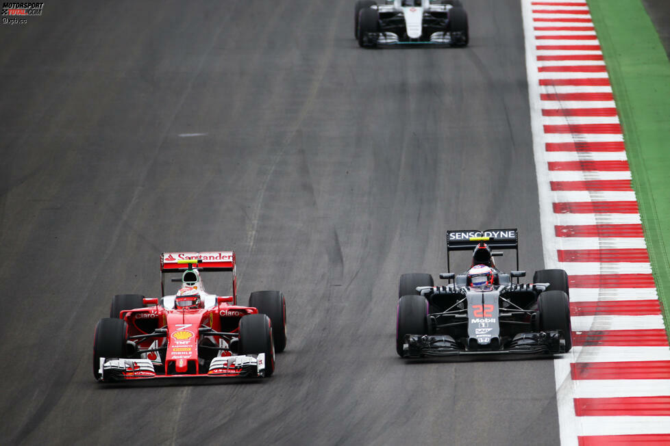 Bis Kimi Räikkönen in der siebten Runde endlich an Button vorbeikommt, fährt Leader Hamilton 3,6 Sekunden Vorsprung heraus. Und, wie befürchtet: Bei Button und Hülkenberg brechen die Ultrasofts ein. Bei Hamilton nicht. Der Mercedes-Fahrer schafft sagenhafte 24 Runden mit den weichsten Pirelli-Reifen.