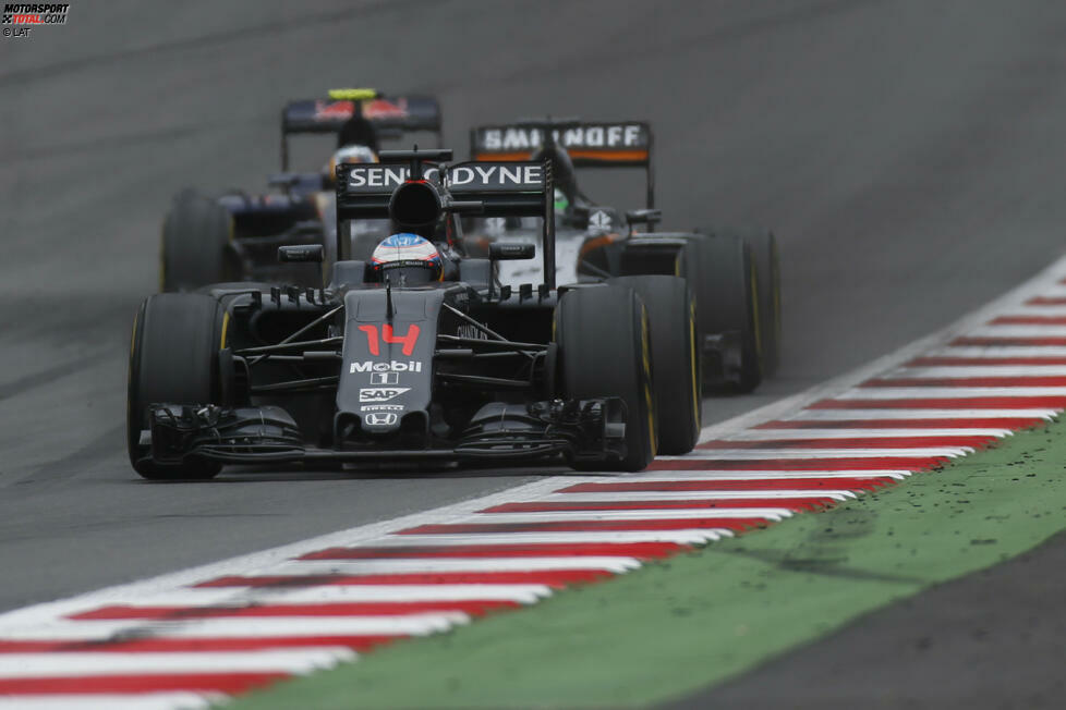 Die Qualifying-Helden gehen am Sonntag unter: Nach verkorkstem Start und frühem Stopp kassiert Hülkenberg eine Fünf-Sekunden-Strafe wegen Pit-Lane-Speeding. Am Ende vibriert sein Force India so stark, dass er ihn abstellt. Button wird am Ende immerhin Sechster - für McLaren ein ermutigendes Ergebnis.