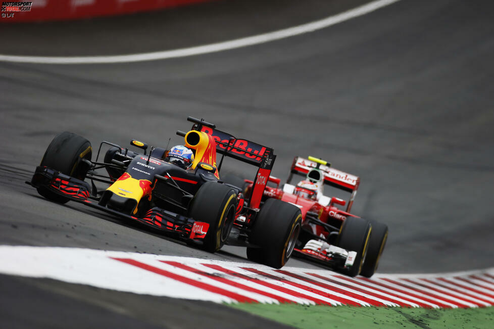 Räikkönen schnappt sich in der Schlussphase immerhin noch Ricciardo und fährt zunächst einem vermeintlichen vierten Platz entgegen, ...