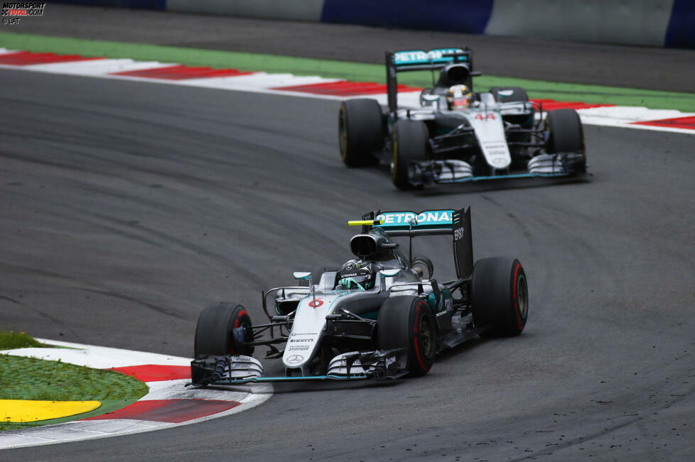 ... vermeintlich deshalb, weil Hamilton gegen Rosberg noch längst nicht aufsteckt. Was die Zuschauer zunächst nicht sehen können: Bei Rosberg fällt in der vorletzten Runde das elektronische Bremssystem aus. Da ist Hamilton schon in der DRS-Sekunde.