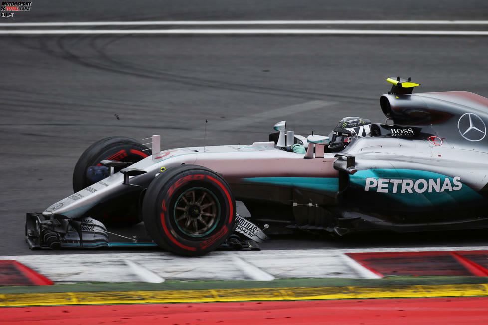 In der letzten Runde attackiert Hamilton, und weil Rosberg nicht nachgibt, kommt es zur Kollision! Hamilton zieht unter Gelb am beschädigten Rosberg-Mercedes vorbei (legal) und gewinnt. Rosberg rettet sich als Vierter ins Ziel - und bleibt nach Zehn-Sekunden-Strafe (Verursachen einer Kollision) und Verwarnung Vierter.