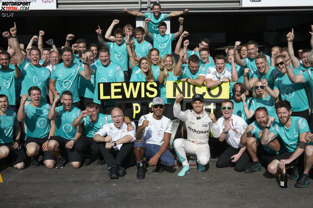 Nico Rosberg ist wieder auf Kurs: Während Lewis Hamilton drei Motoren- und eine Getriebestrafe kassiert und von ganz hinten starten muss, verwandelt der Deutsche den "Elfmeter" und verkürzt in der WM von 19 auf zehn Punkte. Das ist auch bitter nötig: Spa-Francorchamps ist erst sein zweiter Sieg in neun Rennen! Nico Rosberg ist wieder auf Kurs: Während Lewis Hamilton drei Motoren- und eine Getriebestrafe kassiert und von ganz hinten starten muss, verwandelt der Deutsche den "Elfmeter" und verkürzt in der WM von 19 auf zehn Punkte. Das ist auch bitter nötig: Spa-Francorchamps ist erst sein zweiter Sieg in neun Rennen!