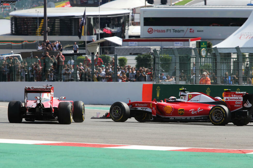 Ferrari ist ohnehin genug gestraft: Beide fallen weit zurück und müssen am Ende der ersten Runde an die Box kommen, um weiterfahren zu können. Dass dabei noch die Plätze sechs und neun herausspringen, ist 