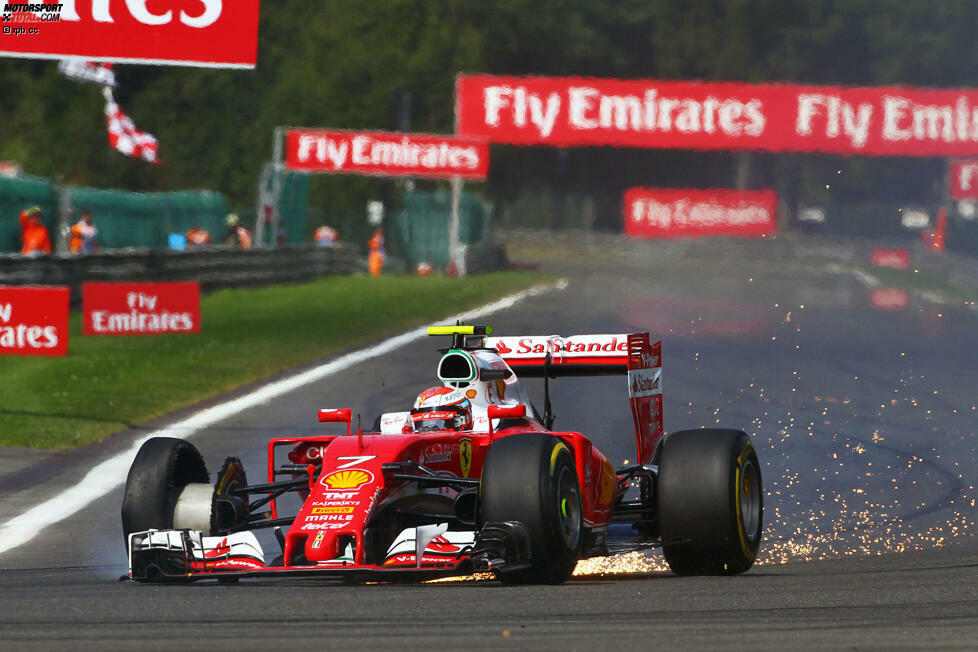 Die Anfangsphase ist turbulent: Räikkönen humpelt mit Reifenschaden an die Box zurück, wo sich sein Ferrari gleich mal entzündet. Er kann trotzdem weiterfahren.
