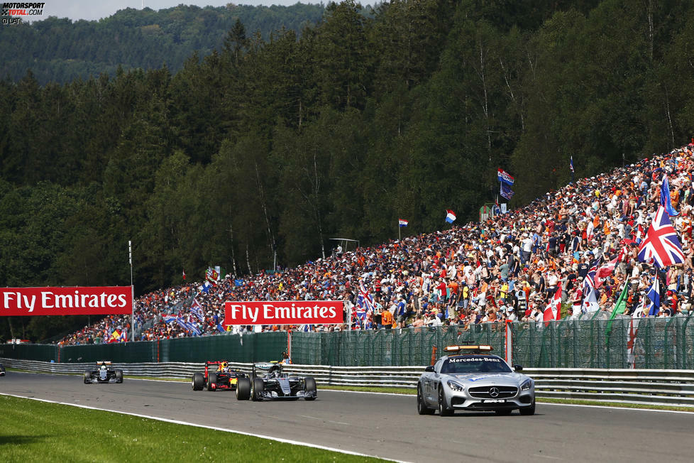 Schrecksekunde in der sechsten Runde: Kevin Magnussen übersteuert durch Eau Rouge und verliert die Kontrolle, steigt dann zum Glück selbst aus dem Renault aus. Der Däne wird mit einer Knöchelverletzung ins Krankenhaus gebracht, gibt aber Entwarnung: Der Start in einer Woche in Monza ist nicht gefährdet.