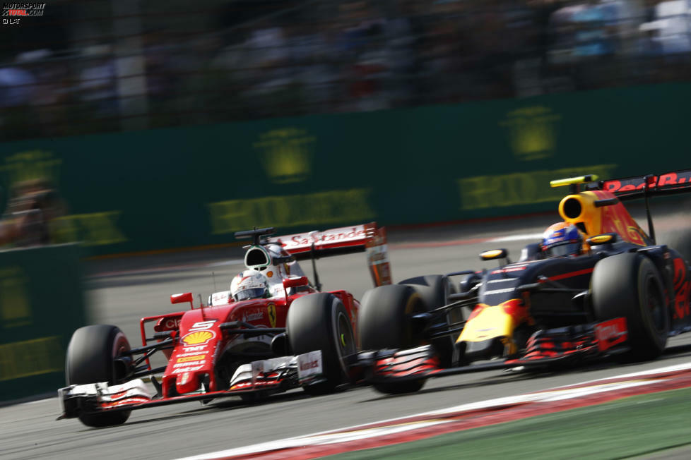 Nach Sergio Perez (Berührung beim Überholen, am Ende Fünfter) ärgert Verstappen auch noch Vettel: Der Ferrari-Star ist schon vorbei, unter frenetischem Jubel von 40.000 