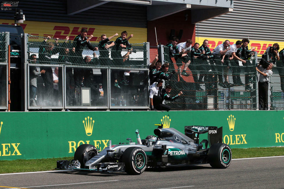 Rosberg gewinnt am Ende ungefährdet, 14,1 Sekunden vor Ricciardo, 27,6 vor Hamilton. Ricciardo fällt dazu nur ein Wort ein: 