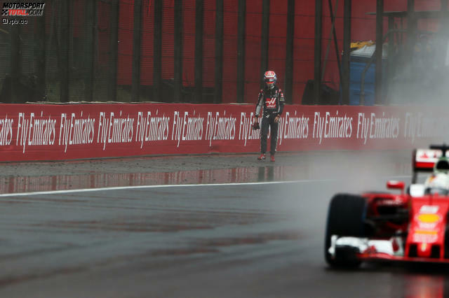 Die fixe Idee, das Rennen stehend zu starten, erledigt sich, als Romain Grosjean seinen Haas bereits in der Vorstartphase in die Mauer schmettert. Der Sensations-Siebte des Qualifyings schiebt die Schuld zuerst auf den Motor, muss dann aber doch einräumen, die Bedingungen einfach unterschätzt zu haben.
