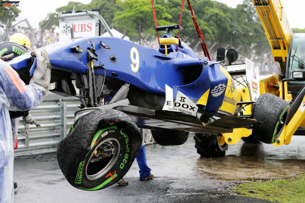 Mit einem Dreher von Sebastian Vettel (von P5 auf P11) bahnt sich erstes Unheil an. In der zwölften Runde crasht Marcus Ericsson direkt am Boxeneingang: Aquaplaning. Das Safety-Car kommt auf die Strecke, die beiden Mercedes nutzen die Gelegenheit aber nicht für einen Boxenstopp.