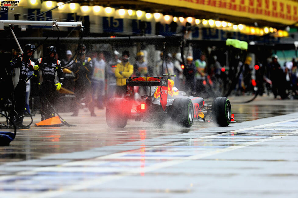 Die Red Bulls schon - mit Folgen: Verstappen geht die Einfahrt in die Boxengasse gerade noch durch, bei Daniel Ricciardo ist sie schon gesperrt. Die Fünf-Sekunden-Strafe muss er beim nächsten Reifenwechsel absitzen. Die Intermediates sehen für Red Bull zunächst nach einem Goldgriff aus. Aber dann nimmt der Regen wieder zu.