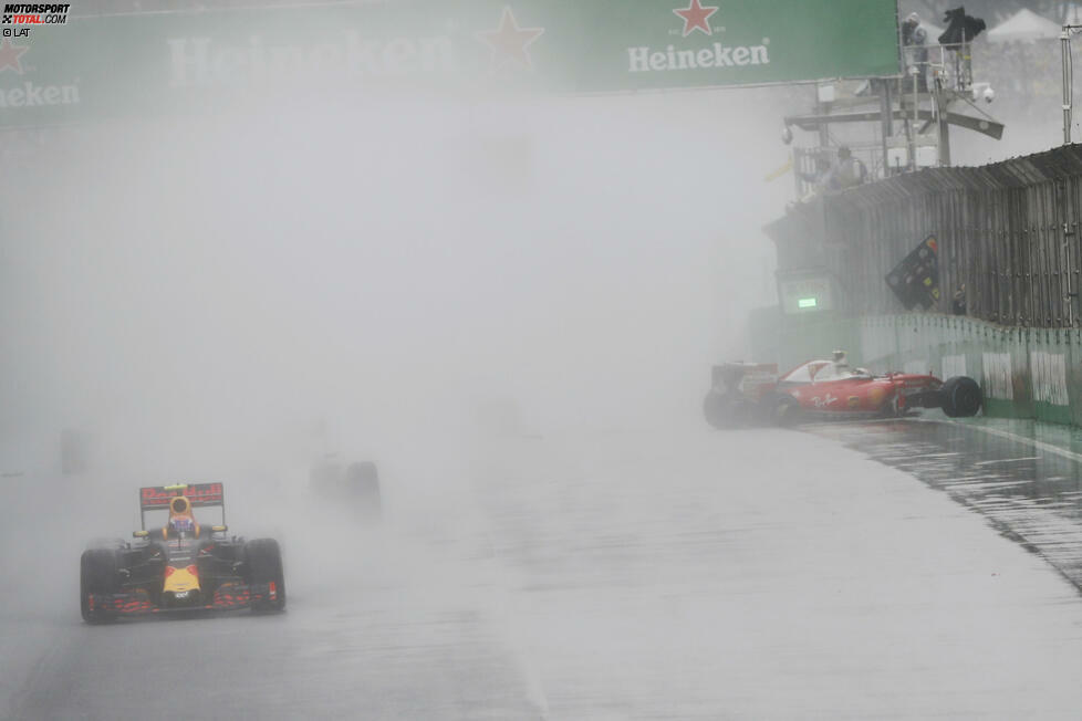 Bernd Mayländer steht noch nicht einmal richtig, da gibt's schon den nächsten Crash: Räikkönen hat bei Start und Ziel Riesenglück, dass ihm nicht jemand ins Auto fährt. Räikkönen fliegt auf Full-Wets ab, was Reifenhersteller Pirelli Kritik einbringt. Denn Aquaplaning mit Full-Wets, finden viele, das geht nicht.