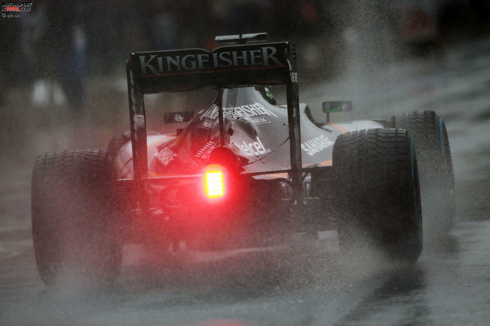 Brasilien-Spezialist Nico Hülkenberg liegt an vierter Stelle, über zwei Sekunden vor Sergio Perez, der am Ende nur knapp am Podium vorbeischrammen sollte. Aber mit dem Podium wird's wieder nichts: Zuerst trifft ihn ein Wrackteil von Räikkönens Ferrari, dann muss er mit Reifenschaden zum denkbar ungünstigsten Zeitpunkt an die Box.