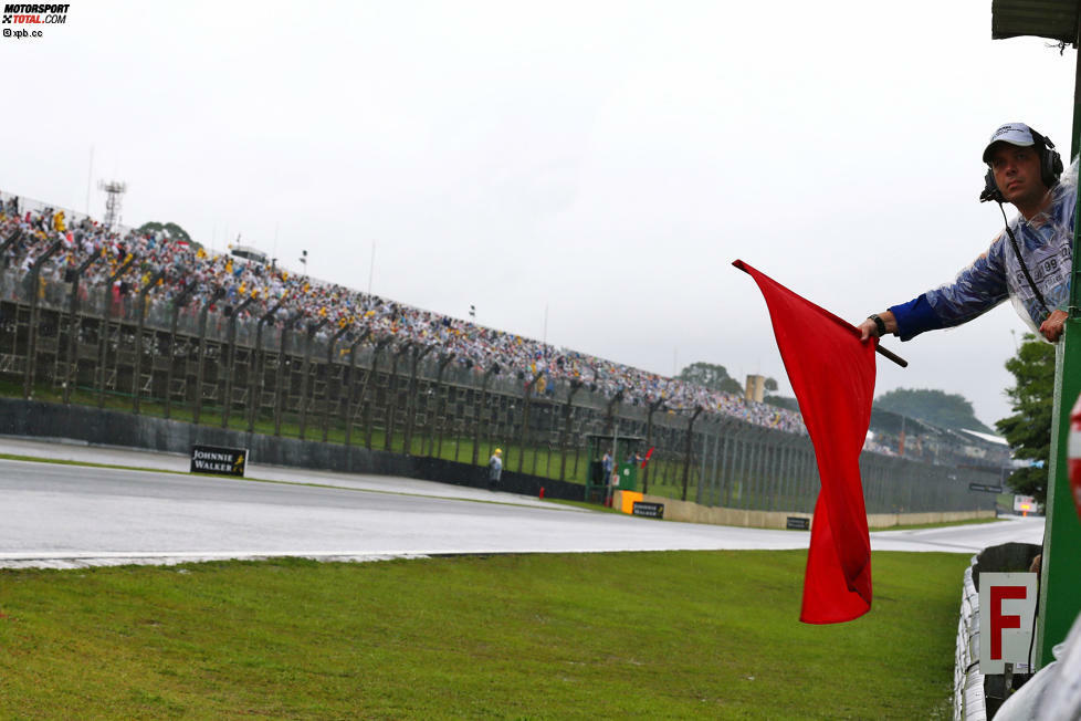 Während der nächsten Safety-Car-Phase funkt Leader Hamilton: 