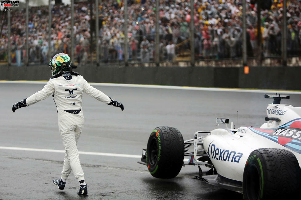 Nach 46 Runden ist für Lokalmatador Felipe Massa an 16. Stelle liegend Endstation. Der Brasilianer zockt im letzten Heimrennen seiner Karriere mit Intermediates - und fliegt an der gleichen Stelle wie zuvor schon Ericsson ab.