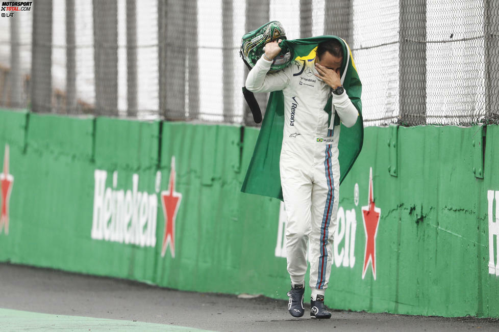 Während das Safety-Car seine Runden dreht, bekommt Massa seinen großen TV-Abschied: Eingewickelt in eine brasilianische Flagge und unter Tränen kommt er an die Box, wo ihm die Mechaniker der anderen Teams Spalier stehen - bis zur Umarmung mit Ehefrau Raffaela und Sohn Felipe jun. Ein Hollywood-Moment!
