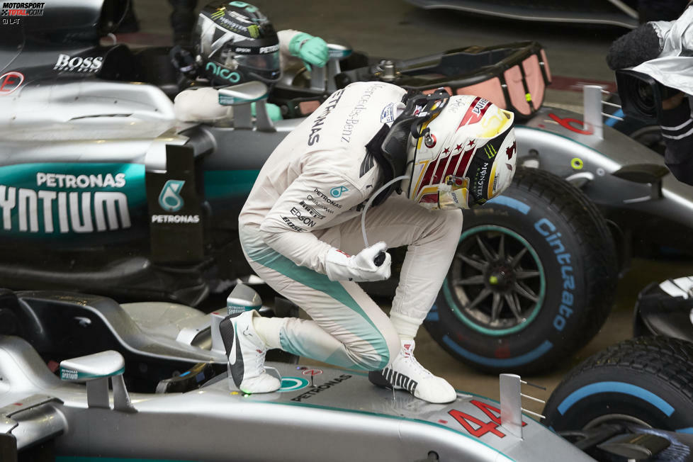 Mercedes fährt den Doppelsieg sicher nach Hause: 11,5 Sekunden trennen Hamilton und Rosberg auf der Ziellinie - und Podium-Interviewer Martin Brundle ist ganz baff, als ihm Hamilton erzählt, es sei einer seiner leichtesten Siege gewesen. Auch so kann man mit dem Erzrivalen Psychospielchen spielen...