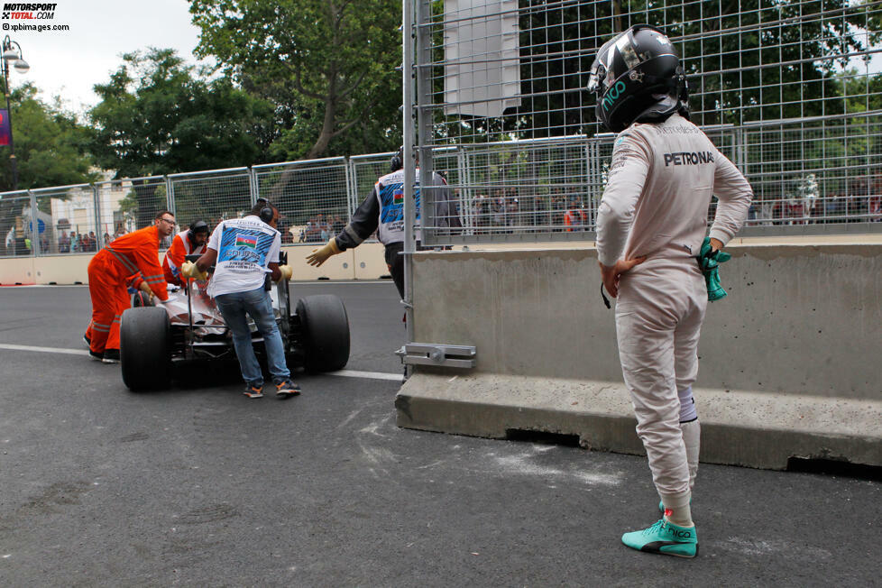 Bei Nico Rosberg streikte am Nachmittag eine Hybridkomponente im Auto, bei Kimi Räikkönen versagte ein Altgetriebe den Dienst. Beides blieb folgenlos. Ferrari lahmte, doch Sebastian Vettel machte der Scuderia Mut: 
