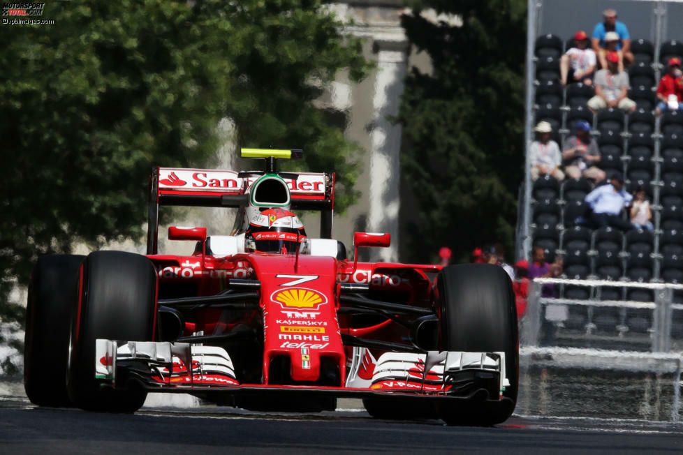 Für Räikkönen hagelte es eine Fünf-Sekunden-Strafe: Er hatte den Windschatten von Ricciardo nutzen wollen, als der Australier zur Box abbog. Und dabei den weißen Strich überfahren. 
