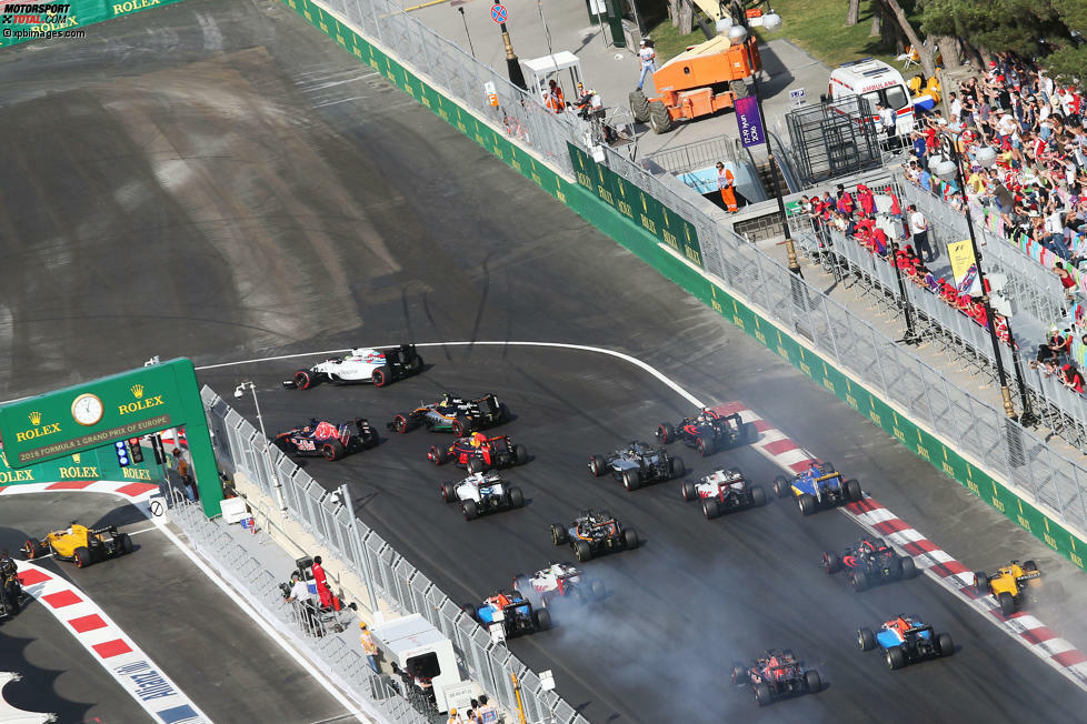 Das Rennen am Sonntag begann mit einem disziplinierten Start. Rosberg führte das Feld in die erste Kurve, wo sich Daniel Ricciardo (Red Bull) vor den Ferrari von Vettel und Räikkönen behauptete. Hinten gingen bei Nico Hülkenberg (Force India) die ersten Karbonteile fliegen, doch sonst lief alles gesittet ab.