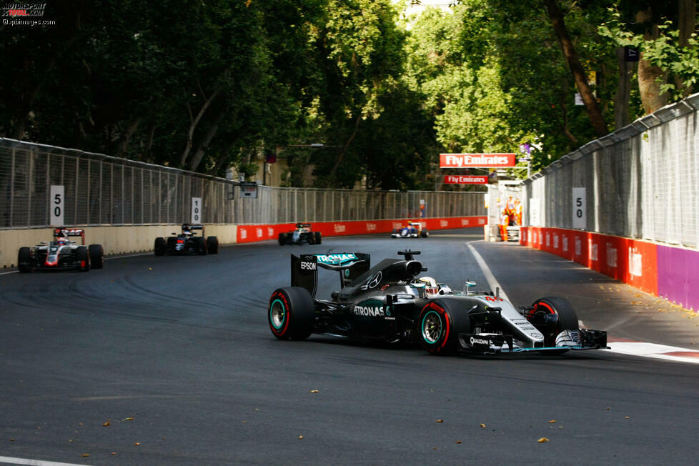 Dass Lewis Hamilton nach einem ersten Stint mit einigen Überholmanövern im Mittelfeld versauerte, hatte damit zu tun, dass er gegen Rennhalbzeit mit einem Problem am Hybridantrieb seines Mercedes kämpfte. Das Auto rief nicht mehr das Maximum an zur Verfügung stehender Energie ab. Er wusste das Problem nicht mit Knöpfchen Drücken zu lösen.