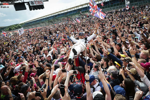 Lewis Hamilton Superstar: Der Mercedes-Fahrer gewinnt nach 2008, 2014 und 2015 zum vierten Mal in Silverstone - und lässt sich crowdsurfend von 140.000 Zuschauern feiern! Gutes Omen: In jedem Jahr, in dem er sein Heimrennen gewonnen hat, wurde er später auch Weltmeister. Auf Nico Rosberg fehlt nur noch ein Punkt.