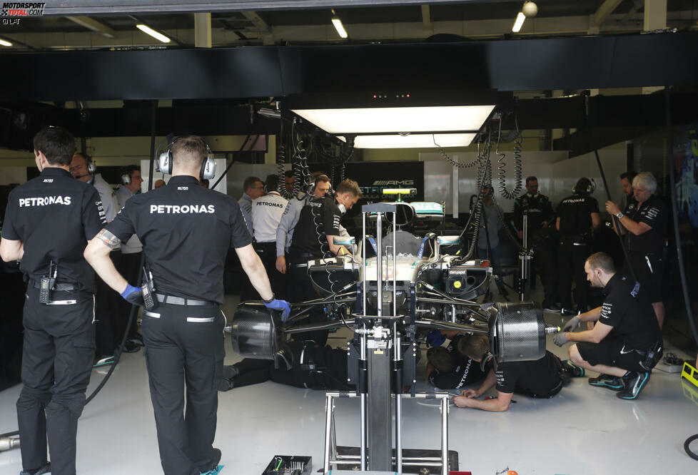 Bei Rosberg ist der Wurm drin: Fünf Tage nach der Kollision in der letzten Runde von Spielberg 2016 verliert er das zweite Freie Training in Silverstone wegen eines Wasserlecks. Der WM-Leader muss das Set-up für Samstag beim Teamkollegen abschauen.