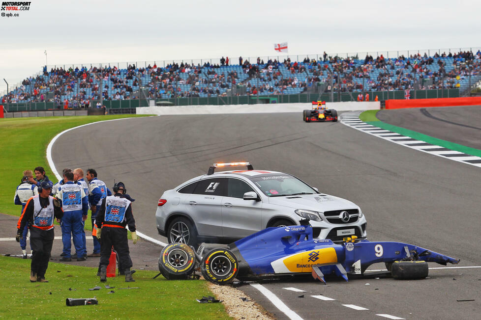 Riesenglück für Marcus Ericsson: Der Sauber-Pilot crasht am Samstagvormittag schwer, muss ins Krankenhaus, darf aber nach Untersuchung durch die FIA-Ärzte am Sonntagmorgen doch starten. Mit Gnadengesuch wegen des verpassten Qualifyings, aus der Boxengasse. Das Rennen dauert dann nur elf Runden: Elektrikschaden.