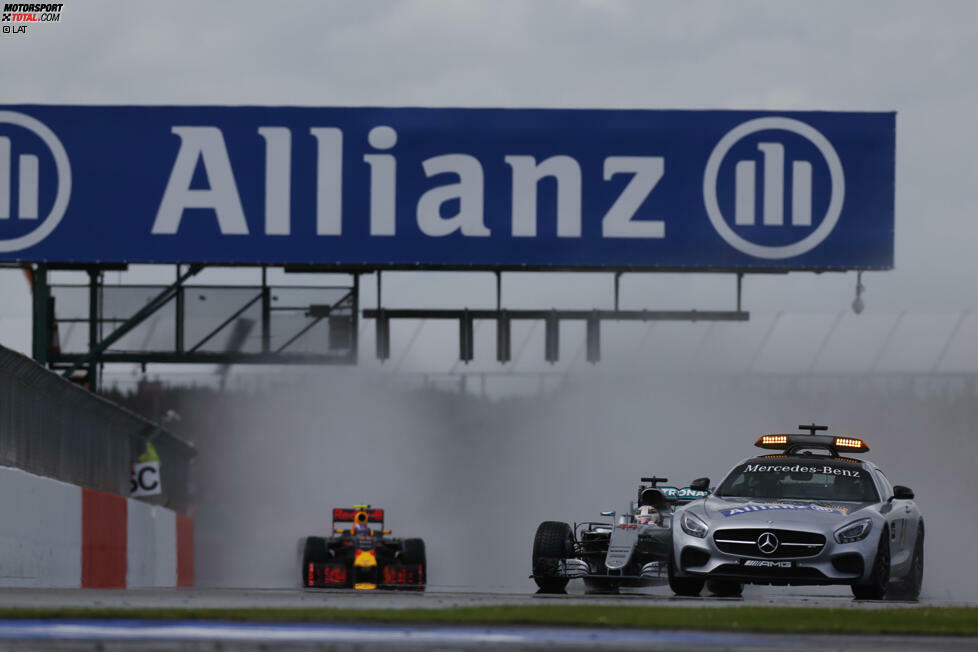 War das wirklich nötig? Obwohl der Regenschauer kurz vor dem Start bereits aufgehört hat, startet FIA-Rennleiter Charlie Whiting den Grand Prix hinter dem Safety-Car. Bevor Bernd Mayländer damit zurück an die Box fährt und das Rennen freigibt, kracht ihm Hamilton beinahe hinten rein. 