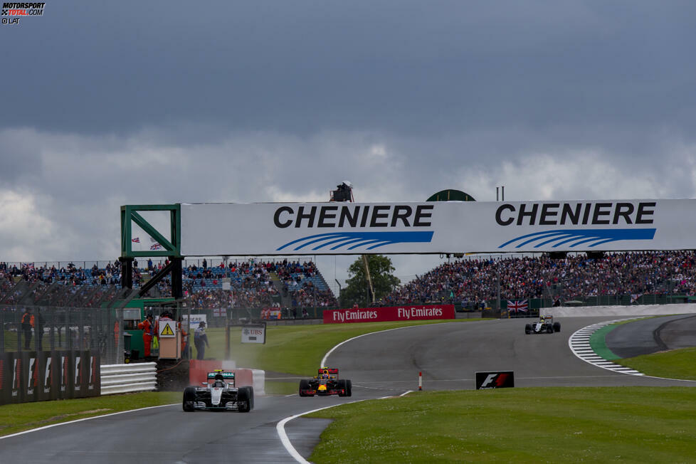 Die ersten Fahrer wechseln sofort nach der Safety-Car-Phase von Regenreifen auf Intermediates. Als Rosberg (Doppelstopp in gleicher Runde wie der Teamkollege) und Verstappen in Runde sieben reinkommen, hat Hamilton an der Spitze schon 6,4 Sekunden Vorsprung. Wie in Monaco 2016: Im Regen ist der Weltmeister eine Klasse für sich.