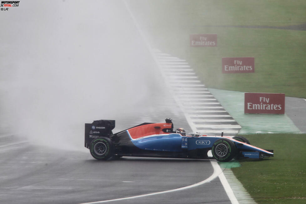 Mercedes nutzt eine virtuelle Safety-Car-Phase für den ersten Reifenwechsel. Ausgelöst wird diese von Pascal Wehrlein. Der Rookie fliegt mit den Regenreifen einfach ab - und macht mangelnde Erfahrung unter solchen Bedingungen für seinen Dreher verantwortlich. Rio Haryanto passiert später fast das gleiche Missgeschick.