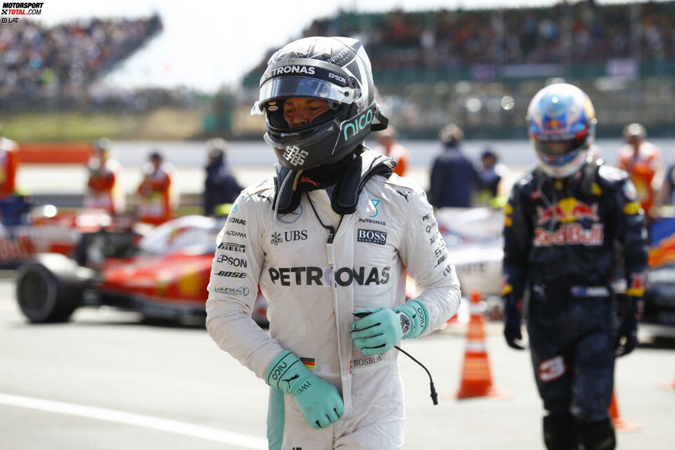 Nachspiel um Nico Rosberg: Weil Renningenieur Tony Ross am Funk einen Getriebeschaden abwendet, indem er Rosberg instruiert, er möge den siebten Gang vermeiden, greift das umstrittene FIA-Funkverbot. Rosberg hält sich zwar 1,3 Sekunden vor Verstappen, bekommt nachträglich aber zehn Sekunden Strafe.